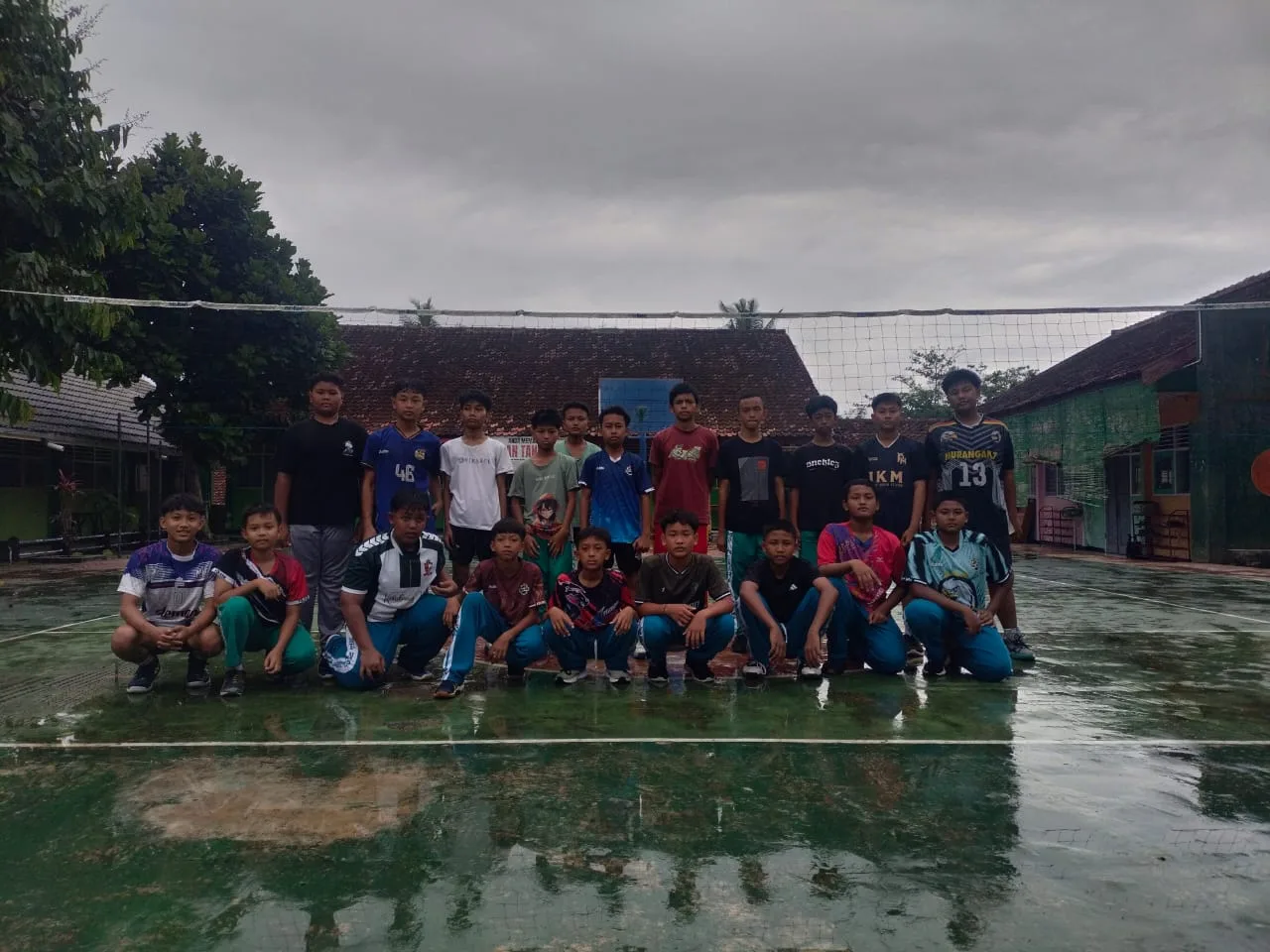 Tim Bola Voli MTsN 2 Sleman Mantapkan Strategi Lewat Sparing dengan SMPN 1 Tempel