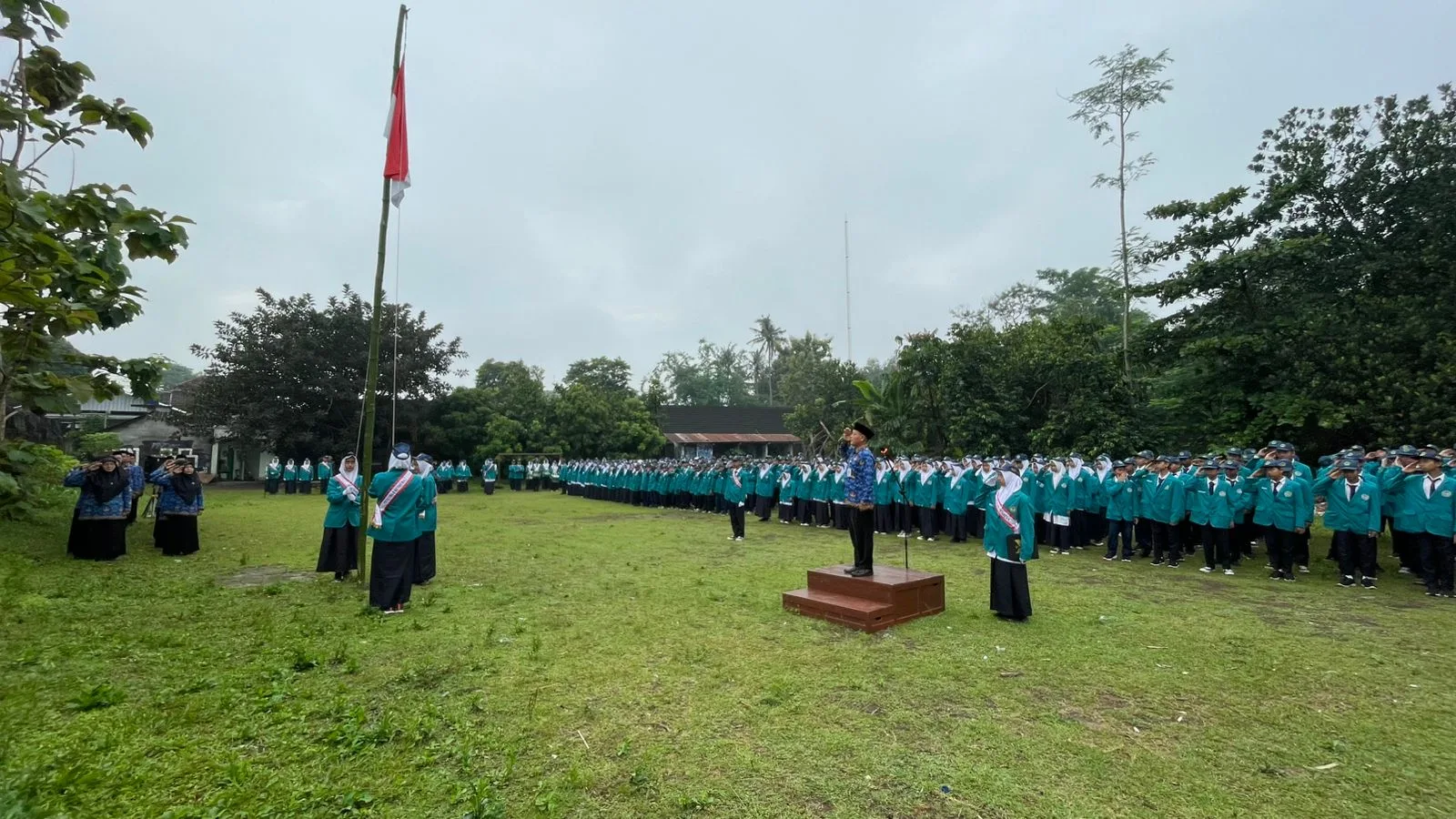 Bacakan Sambutan Menpora, Pembina Upacara MTsN 4 Sleman Ajak Siswa Teladani Semangat Sumpah Pemuda