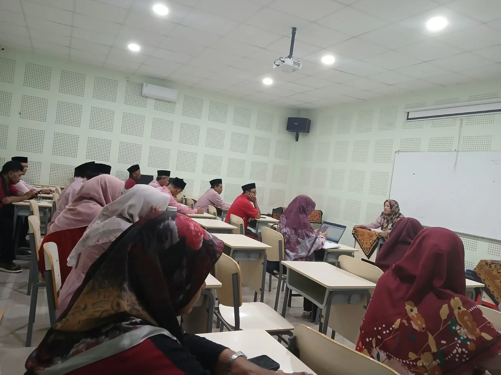 Briefing, Kepala MTsN 9 Sleman Tekankan Kedisiplinan dan Etika Bermedia Sosial