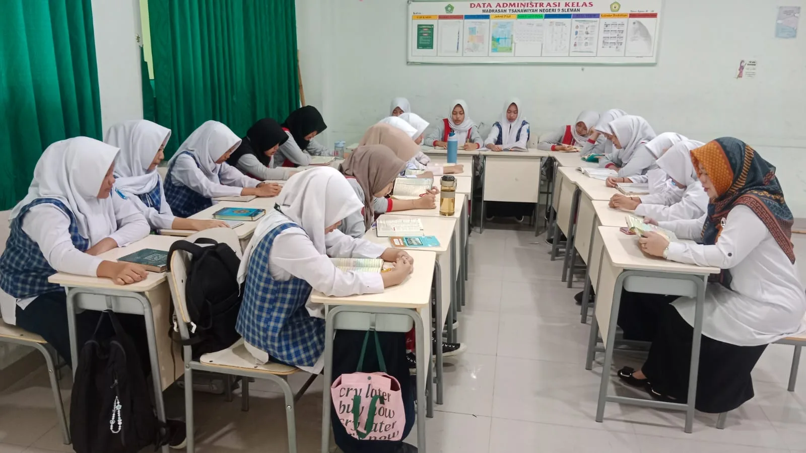 MTsN 9 Sleman Gelar Muqoddaman Al-Qur’an Tiga Kali Khatam dalam Rangka Peringatan Hari Santri Nasional 2025