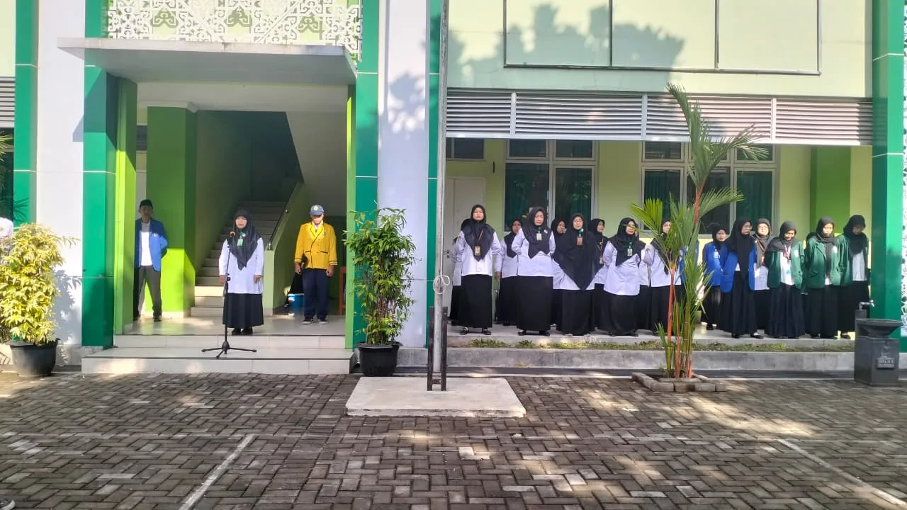 Pembina Upacara Bendera di MTsN 9 Sleman Tekankan Pentingnya Kebersihan dan Bijak Bermedia Sosial
