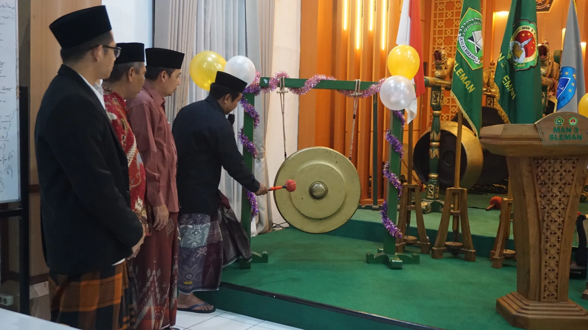 Pemukulan Gong Tandai Pembukaan Hari Santri Nasional 2025 PPMU MAN 3 Sleman