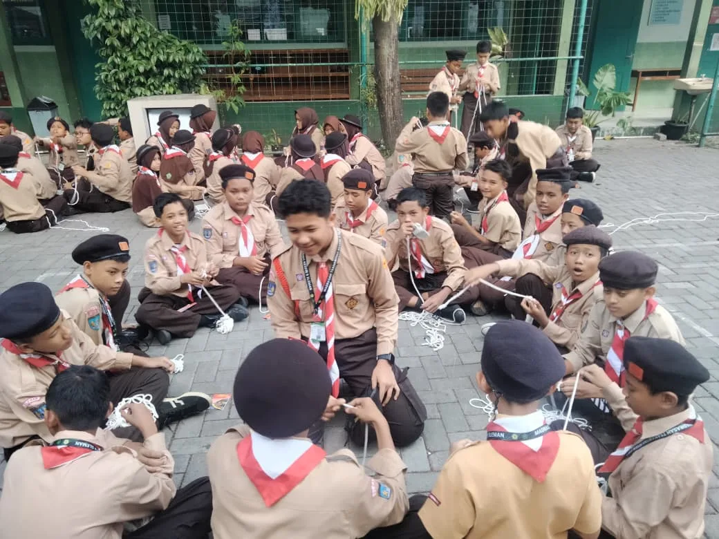 Pramuka MTsN 9 Sleman Asah Keterampilan Motorik Melalui Latihan Tali Temali