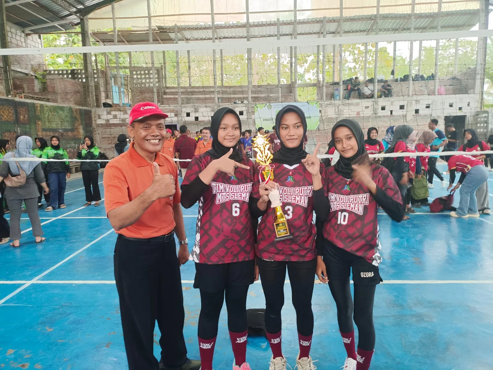 Tiga Siswi MTsN 8 Sleman Antar Sleman Juara 1 di Ajang PKM Cabang Voli MTs DIY 2025