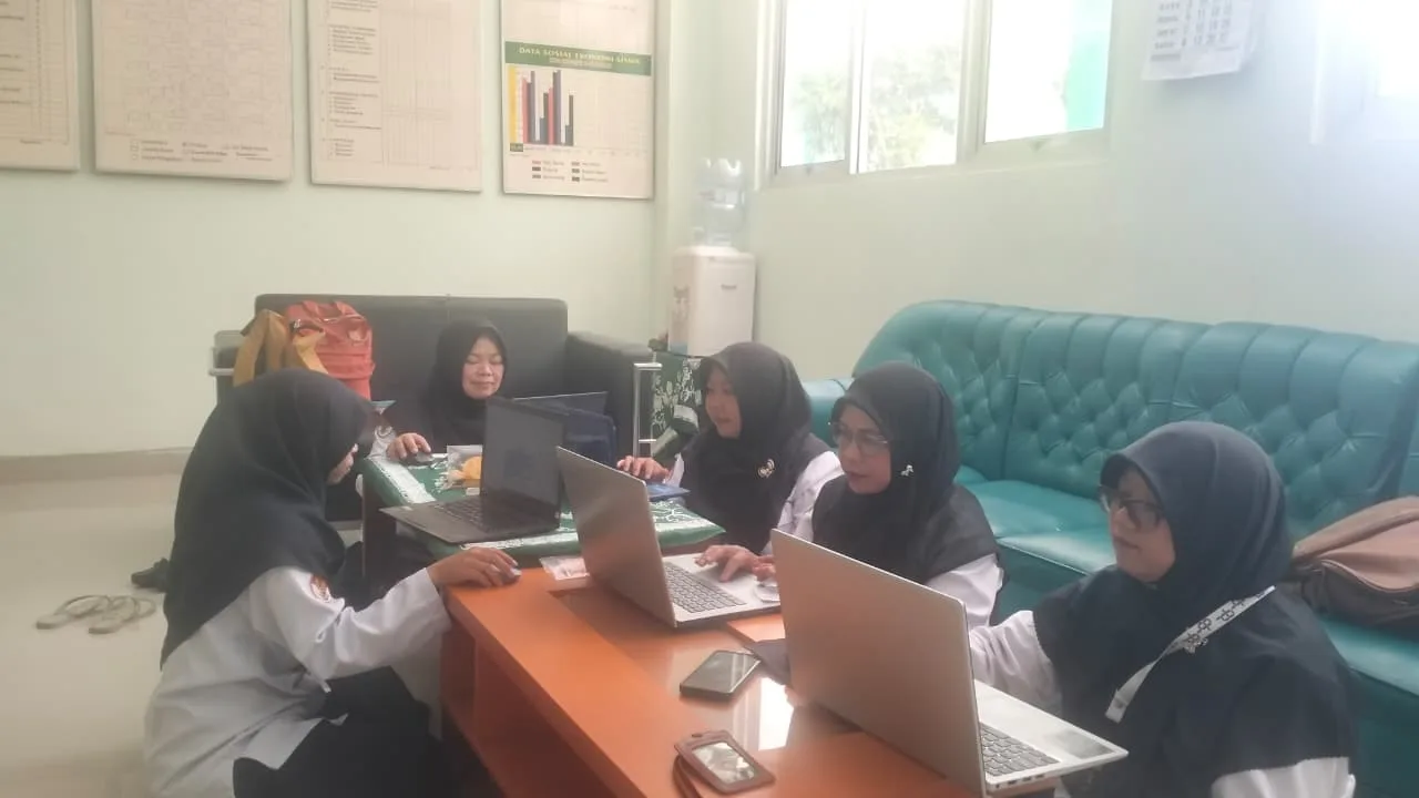 Tim Editor Proyek Antologi Fabel MTsN 9 Sleman Mengedit Naskah Fabel Bersama