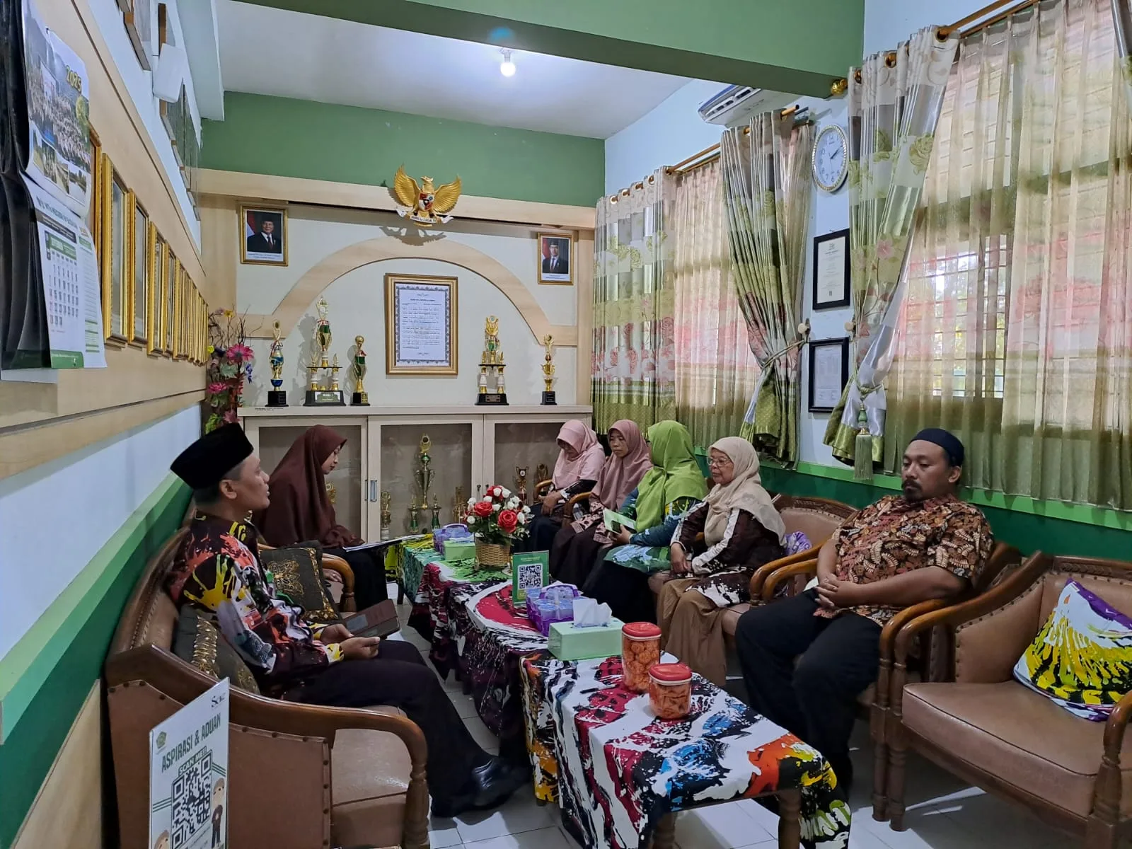 Wali Kelas 8 MTsN 8 Sleman Koordinasi dengan Waka Kesiswaan dan Kepala Madrasah
