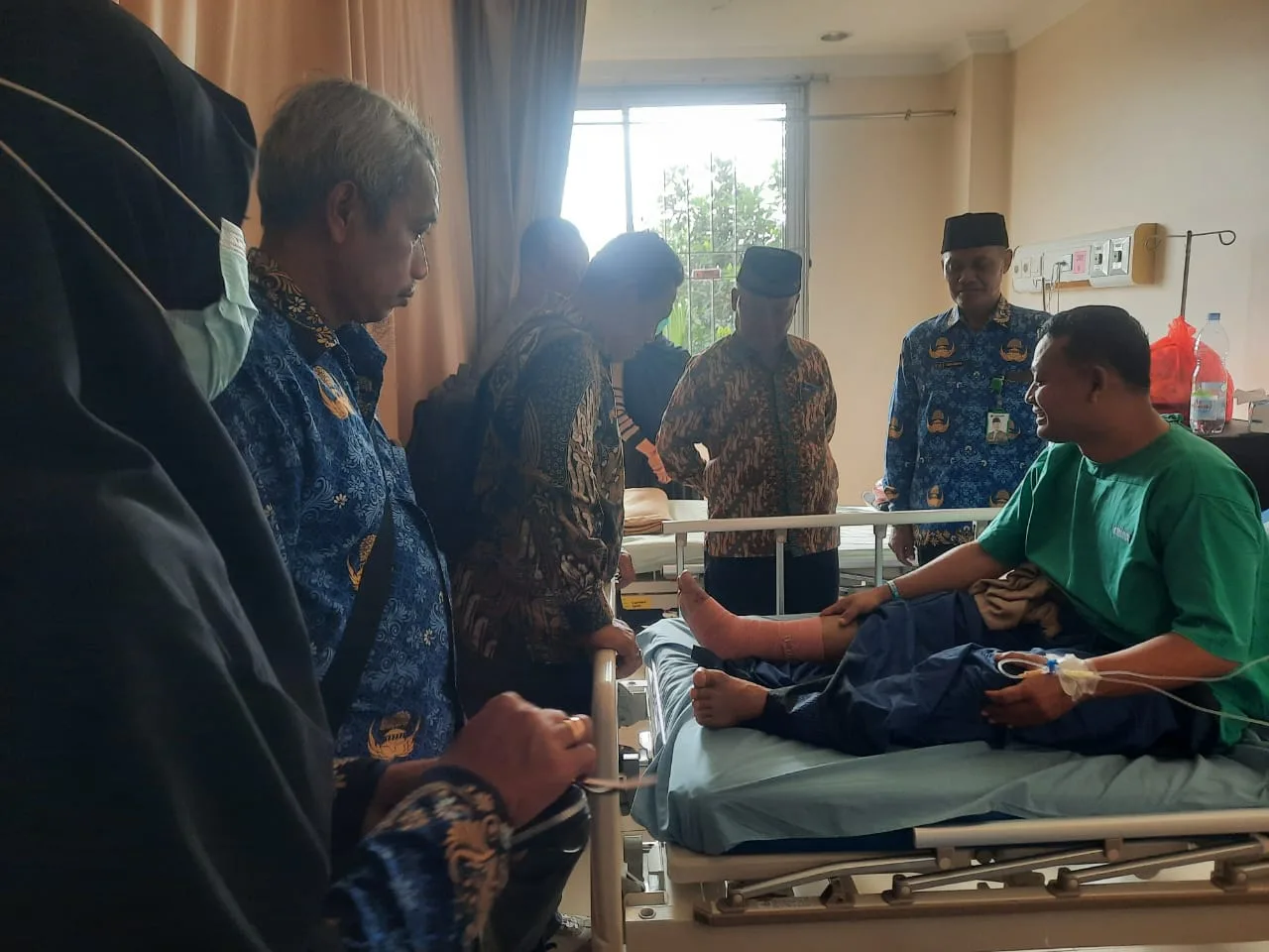 Keluarga MTsN 8 Sleman Jenguk Anggota Komite, Letda Sus Gugup Mursidin, di RSPAU dr. Suhardi Hardjolukito