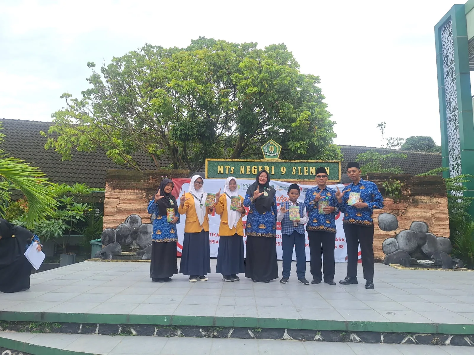 Bulan Bahasa 2025, MTsN 9 Sleman Launching Buku Antologi Fabel