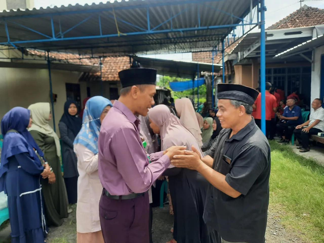 Guru dan Pegawai MTsN 8 Sleman Lakukan Takziyah ke Rumah Siswa Kelas 9F yang Berduka