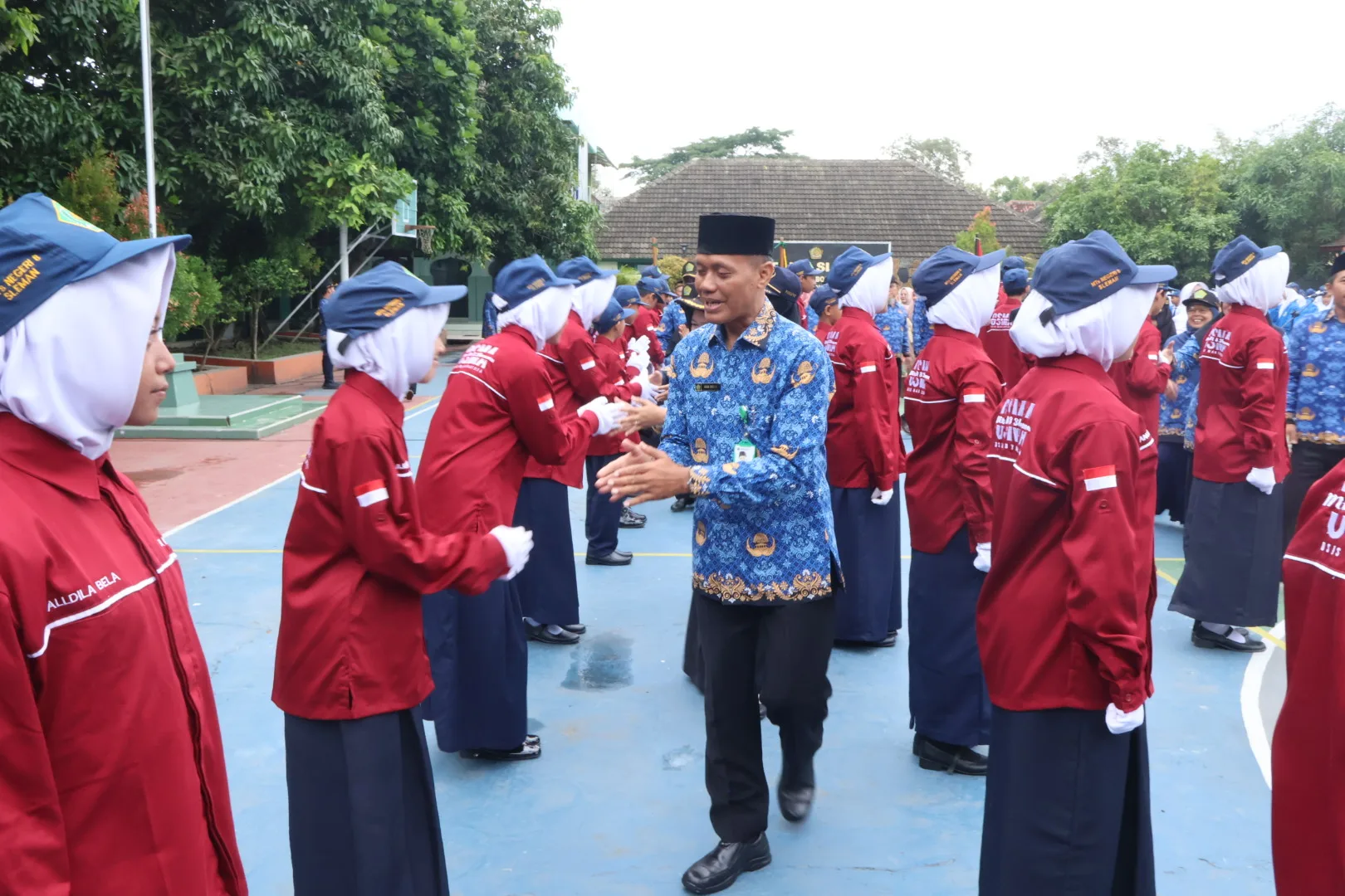 Guru dan Pegawai MTsN 8 Sleman Sampaikan Ucapan Selamat kepada Pengurus OSIS Baru