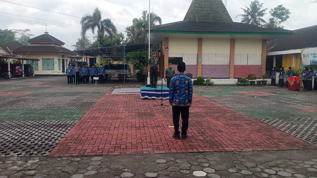 Guru MTs Negeri 3 Sleman Teguhkan Semangat Persatuan di Upacara Sumpah Pemuda Kapanewon Ngemplak