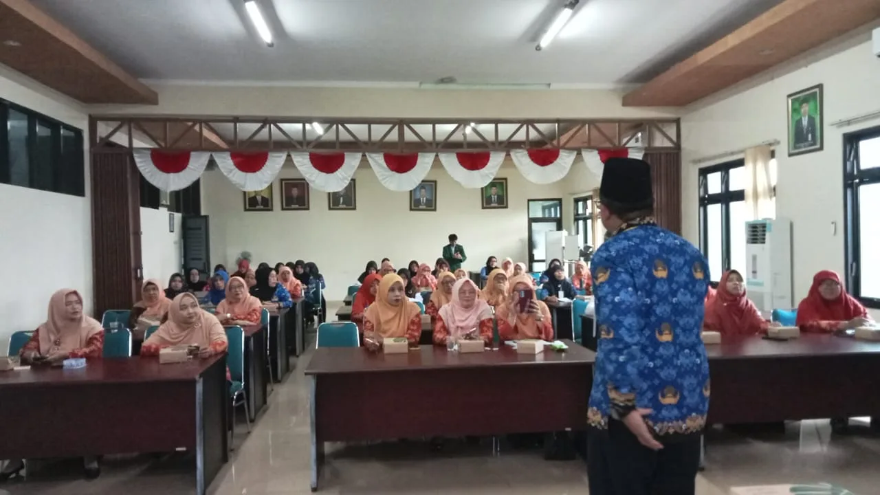Guru MTsN 9 Sleman Hadiri Pertemuan Rutin DWP Kemenag Sleman Bertema “Peran Orang Tua dalam Mendidik Anak Tangguh Tanpa Kekerasan”