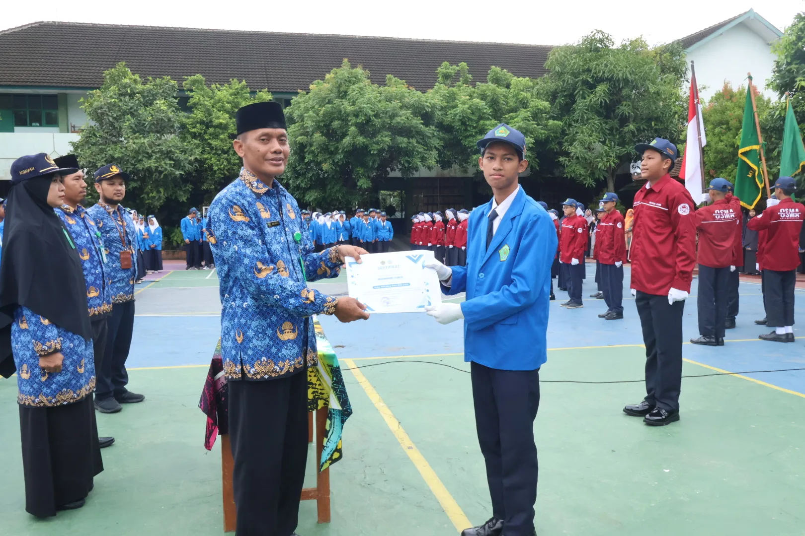 Kepala MTsN 8 Sleman Berikan Sertifikat Apresiasi kepada Pengurus OSIS Periode 2024/2025