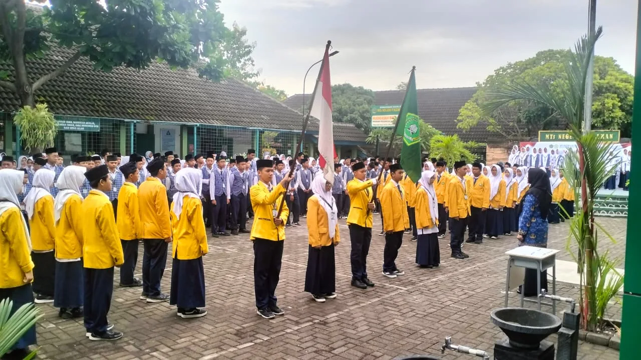 Kepala MTsN 9 Sleman Lantik 32 Pengurus OSIS Masa Bakti 2025/2026