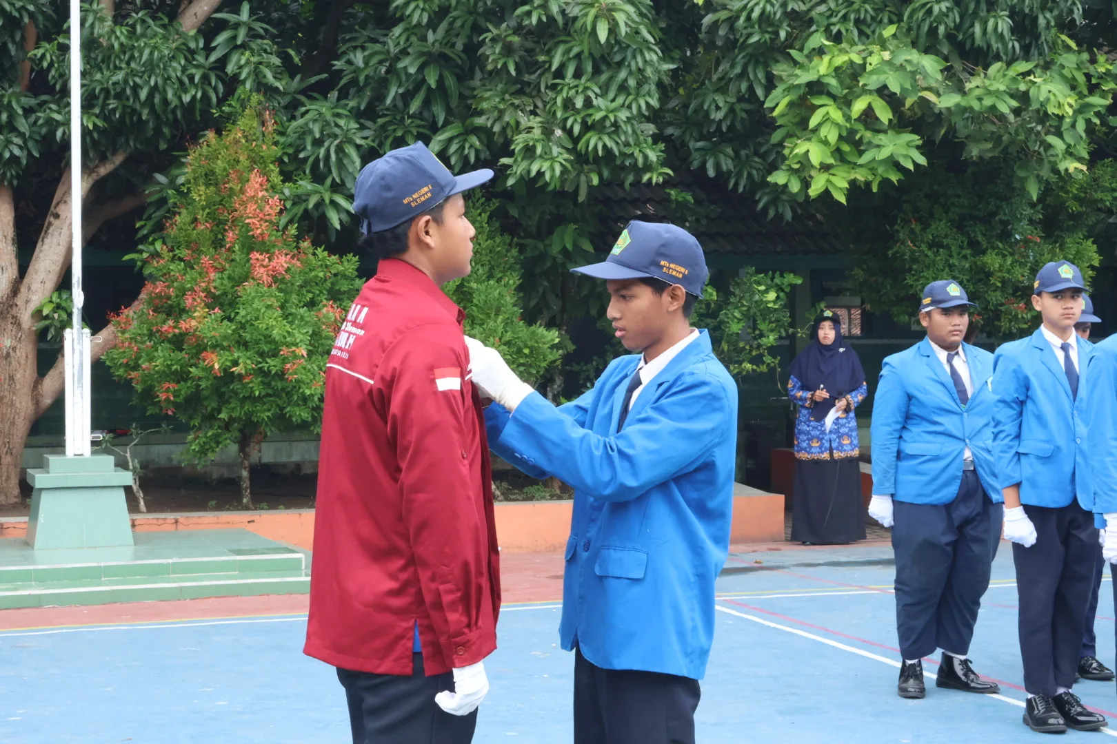 Momen Haru Saat Ketua OSIS Lama Kenakan Korsa kepada Ketua OSIS Baru di MTsN 8 Sleman