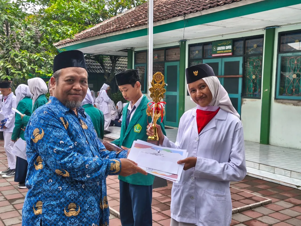 MTs Negeri 1 Sleman Beri Apresiasi kepada Siswa Berprestasi pada Momen Sumpah Pemuda