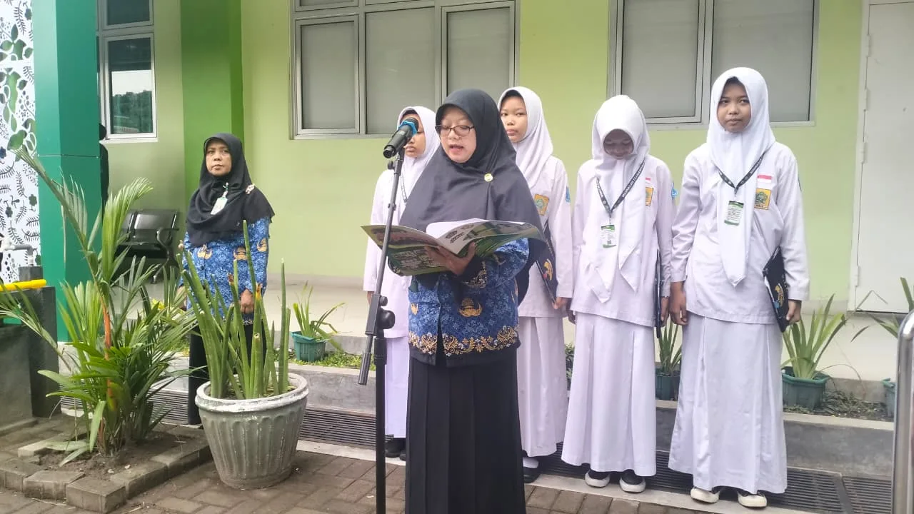 Pembina OSIS MTsN 9 Sleman Bacakan SK Pengangkatan Pengurus Baru dengan Lantang dan Tegas