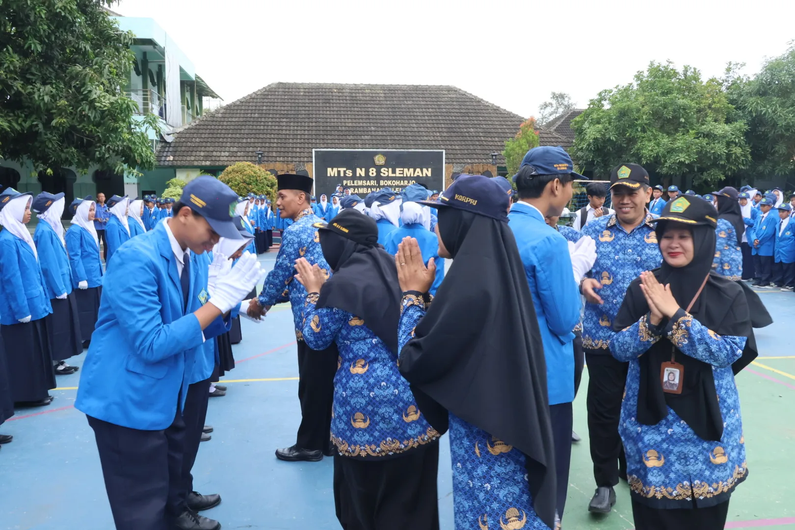 Penuh Haru, Guru dan Pegawai MTsN 8 Sleman Sampaikan Terima Kasih kepada Pengurus OSIS Lama