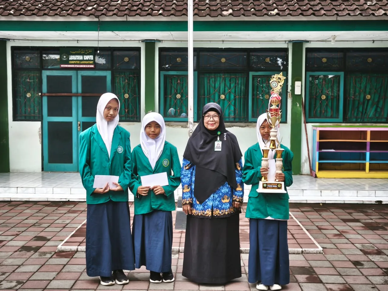 Semarak Hari Santri dan Bulan Bahasa, MTsN 1 Sleman Serahkan Hadiah kepada Para Juara