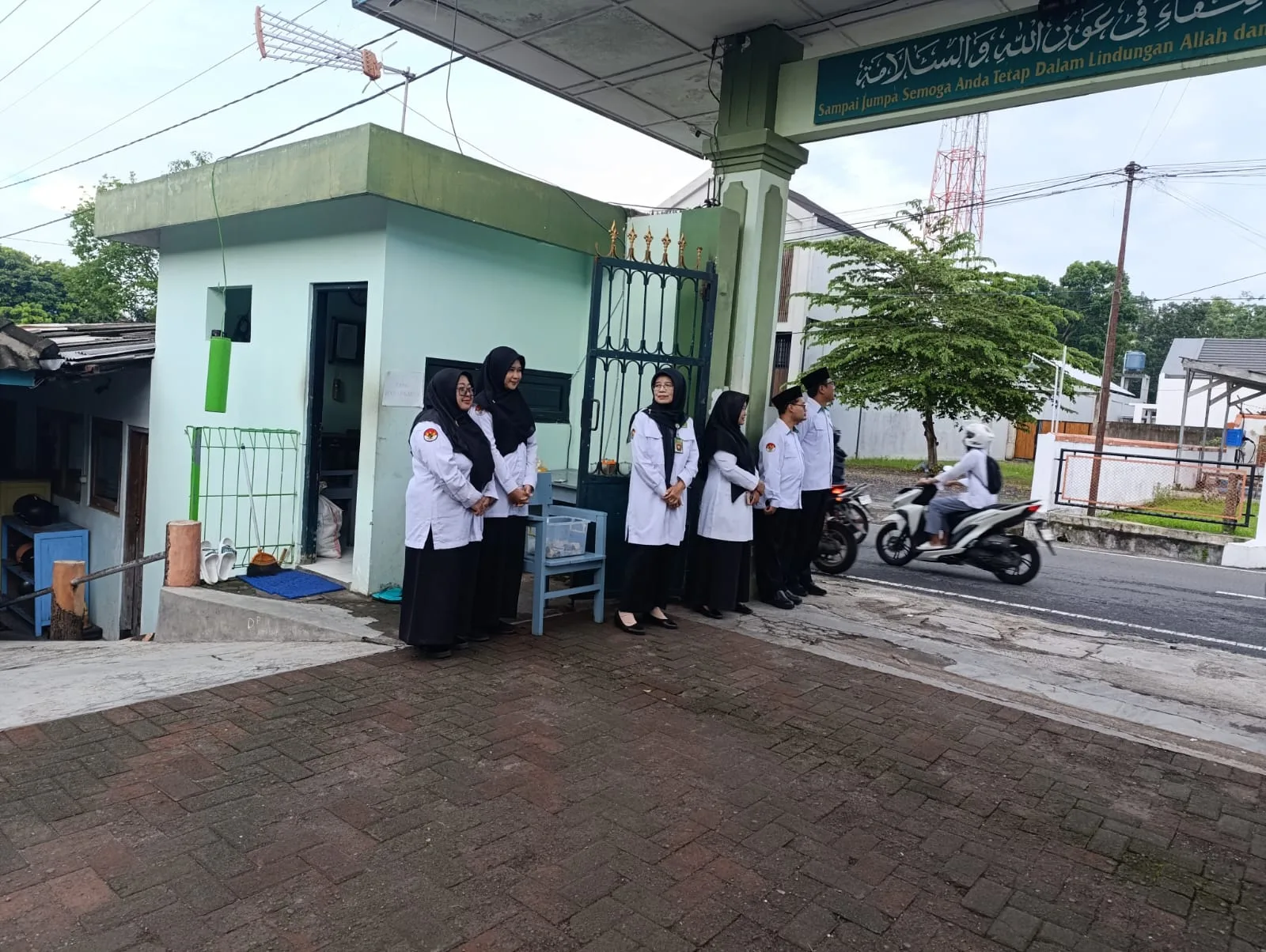 MTsN 2 Sleman Gelar “Sapa Pagi”: Tradisi Hangat Sambut Siswa Setiap Hari