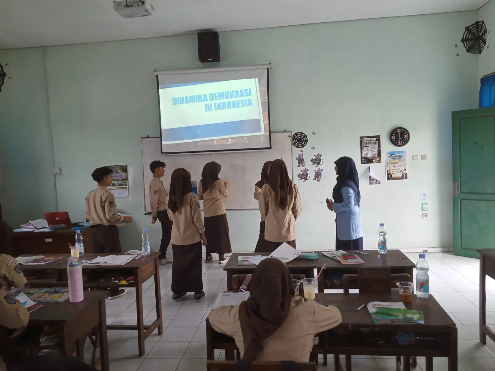Supervisi Pembelajaran PKn Bahas Dinamika Demokrasi di Kelas XI E