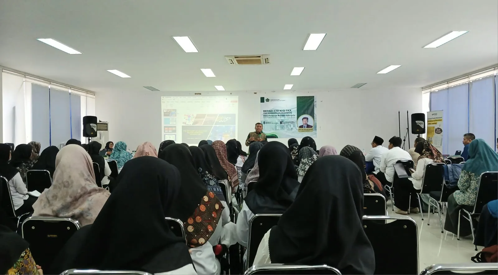 Dua Guru Bahasa Indonesia MTsN 9 Sleman Ikuti Bedah Kisi-kisi TKA