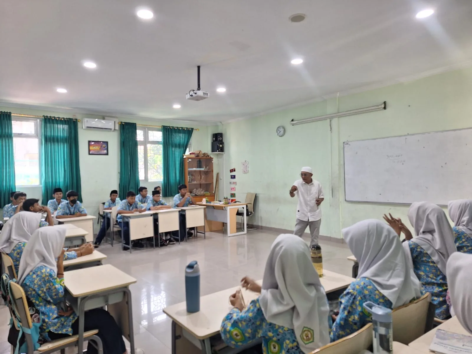 Jumat Inspirasi: Wali Murid Kelas VIIIB MTsN 9 Sleman Ajak Siswa untuk Tidak Takut Bermimpi