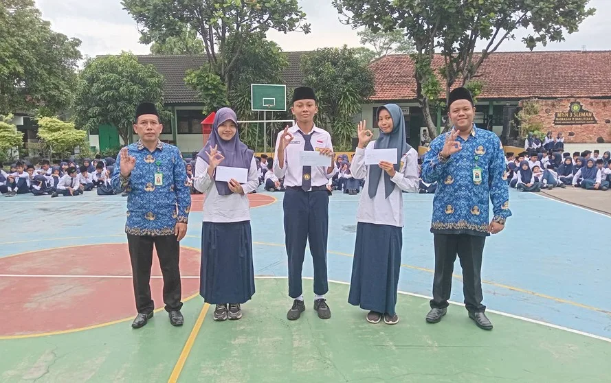 Raih Juara TKA, Empat Murid MTsN 3 Sleman Terima Penghargaan dari Kepala Madrasah
