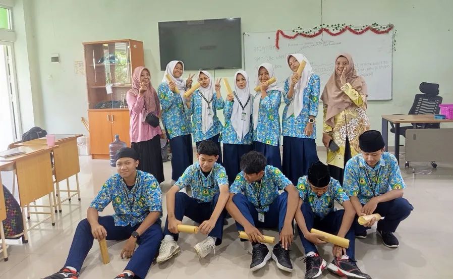 Jumat Inspirasi Kelas VIIIA MTsN 9 Sleman: Tumbuhkan Ide Kreatif dengan Gadget