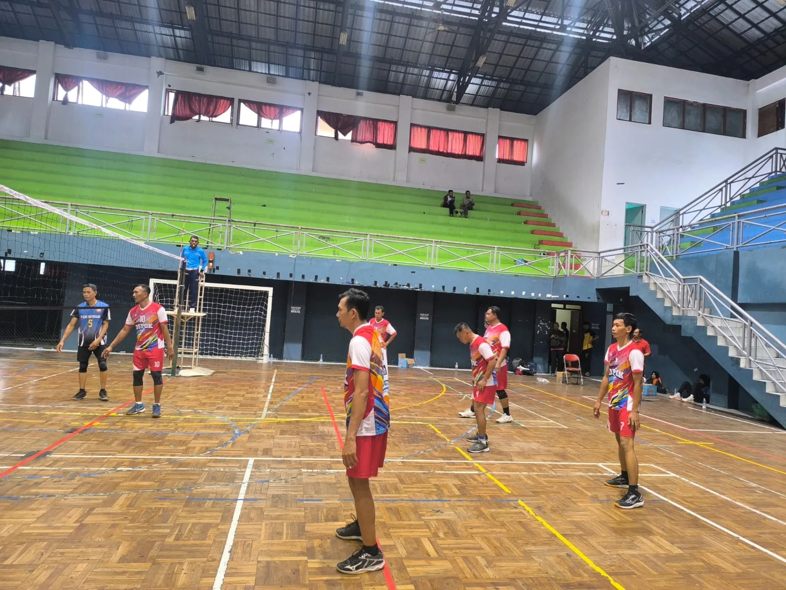 Tiga Guru MTsN 9 Sleman Ikuti Babak Penyisihan Lomba Voli Putra di GOR Tridadi Sleman