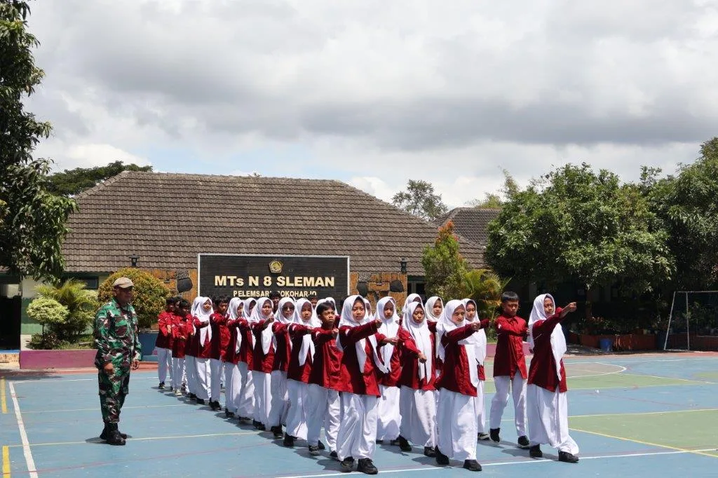 KORAMIL Prambanan Latih PBB dan Tata Upacara OSIS MTsN 8 Sleman dalam LDKS