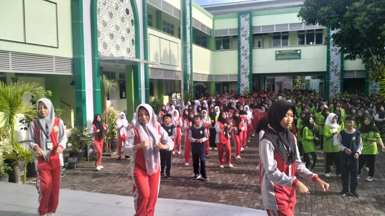 MTsN 9 Sleman Gelar Jumat Sehat dengan Instruktur Siswa Kelas VIIID
