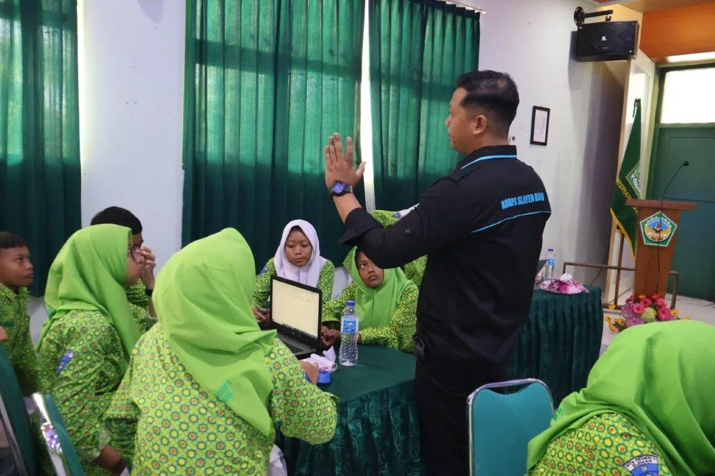 Pengurus OSIS MTsN 8 Sleman Susun Program Kerja Per Divisi dalam LDKS 2025/2026