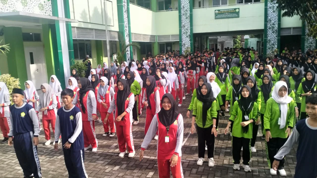 Tingkatkan Kebugaran Siswa, MTsN 9 Sleman Adakan Senam Bersama