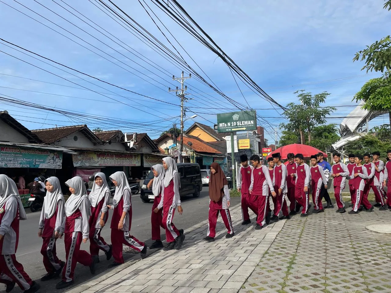 Jalan Sehat MTsN 10 Sleman, Ceria Kenali Lingkungan Sekitar