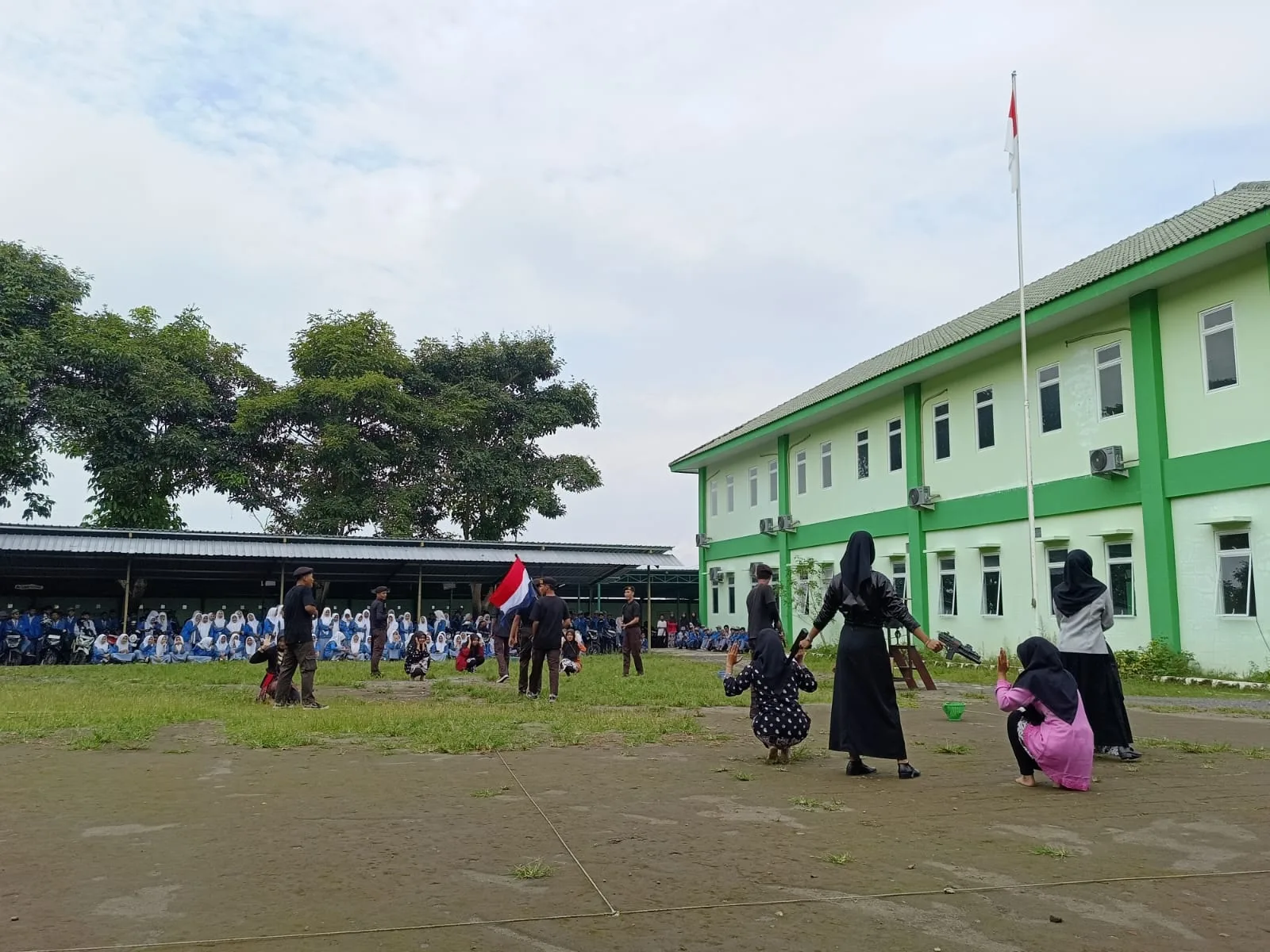 Penampilan Drama Musikal Siswa MAN 5 Sleman Meriahkan Peringatan Hari Pahlawan