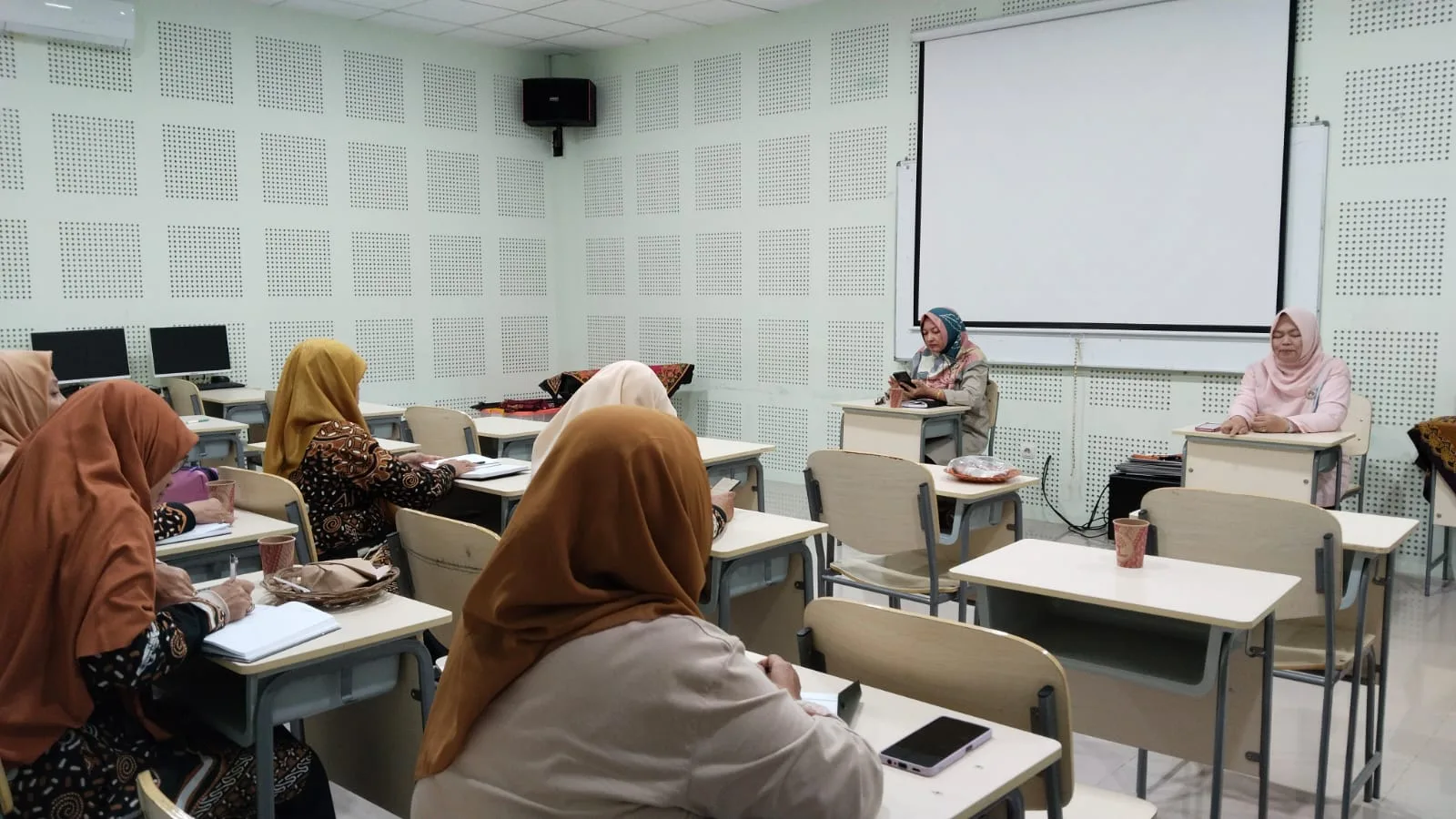 Rapat Koordinasi dan Evaluasi Pengelola Boarding MTsN 9 Sleman Bersama Pengampu Les Boarding