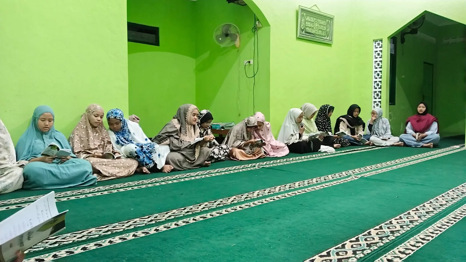 Santri Boarding MTsN 9 Sleman Ikuti Mujahadah Rutin Bersama Musyrifah dan Pengelola Boarding