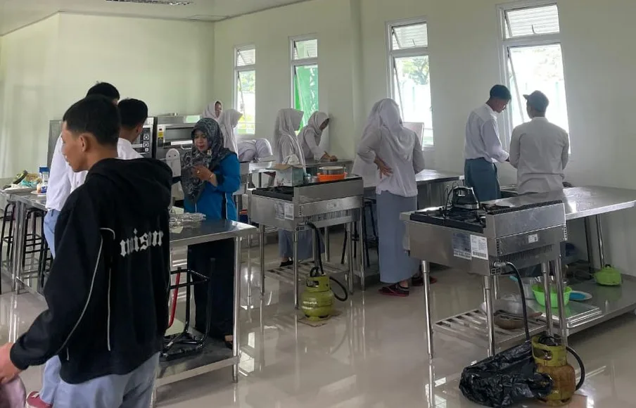Aroma Roti Manis Semerbak di MAN 5 Sleman: Siswa Entrepreneur Asah Jiwa Wirausaha Lewat Praktik Tata Boga