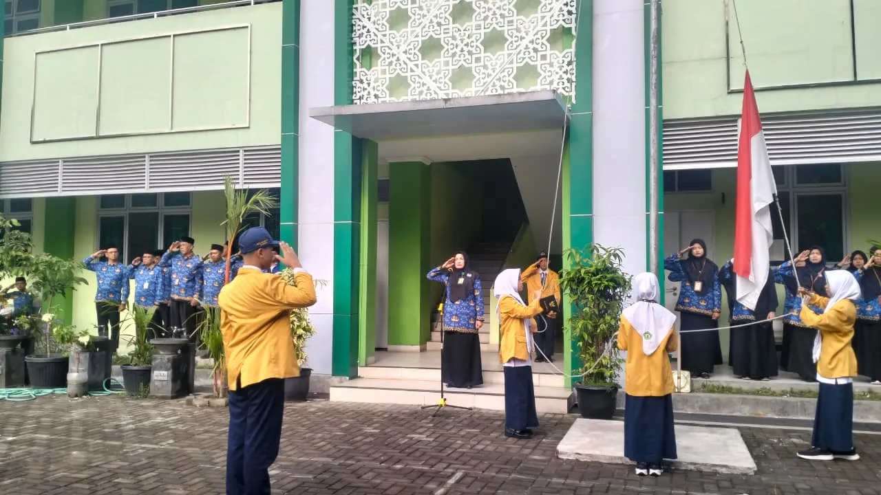 Dewan Penggalang MTsN 9 Sleman jadi Petugas Upacara Hari Pahlawan