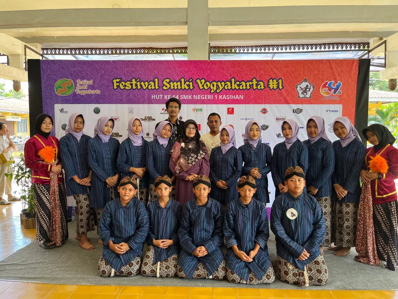 Irama Gamelan Menggema, Tari Berpadu Indah — MTsN 2 Sleman Bawa Warna di Ajang Seni Tradisional