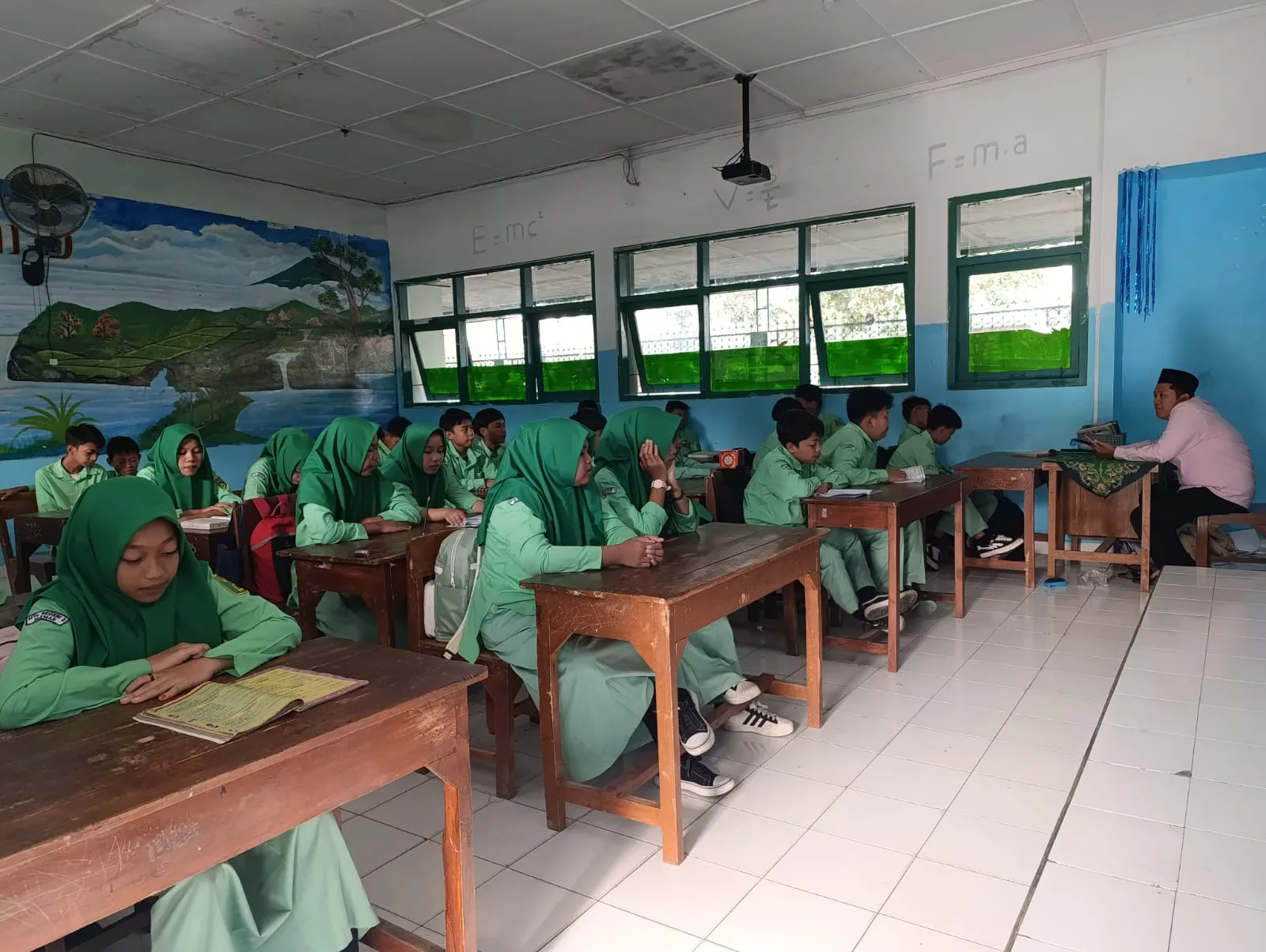 Jumat Literasi Bernuansa Religi: MTsN 2 Sleman Gemakan Surat Yasin Bersama