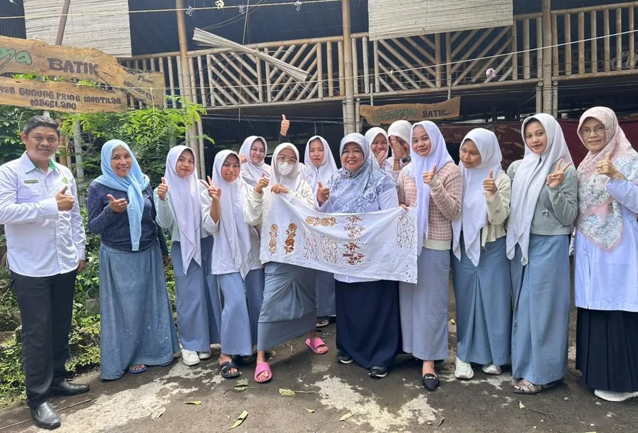 Kreatif dan Terampil! Siswa Tata Busana MAN 5 Sleman Belajar Membatik Cap Langsung di Saniyya Batik Muntilan