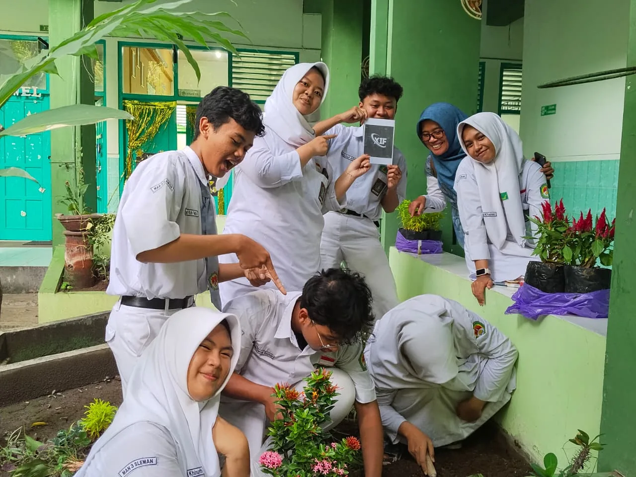 Lewat Program GEMILANG, Siswa MAN 3 Sleman Hijaukan Taman dengan Beragam Bunga