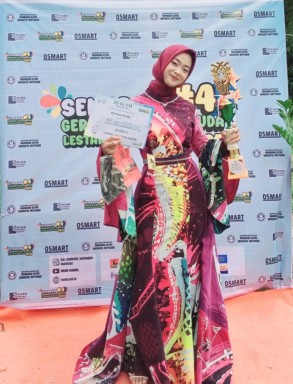 Morissa Randy Siswa MTsN 8 Sleman Sabet Juara 1 Lomba Fashion Show Batik di MA Raudatul Mutaqin