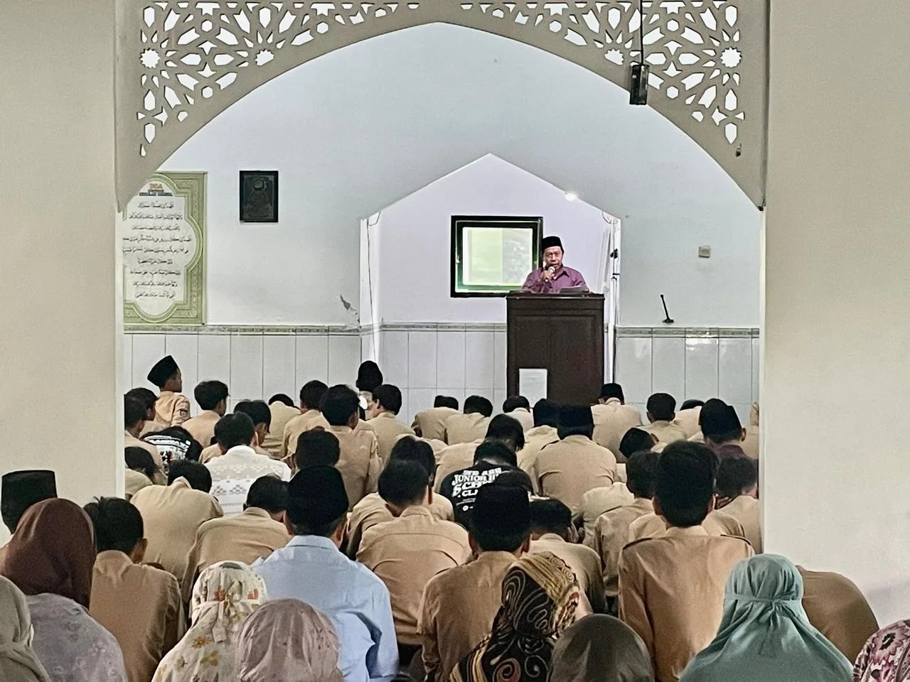 Salat Jumat MTsN 10 Sleman: Khatib Ajak Teladani Akhlak Rasulullah