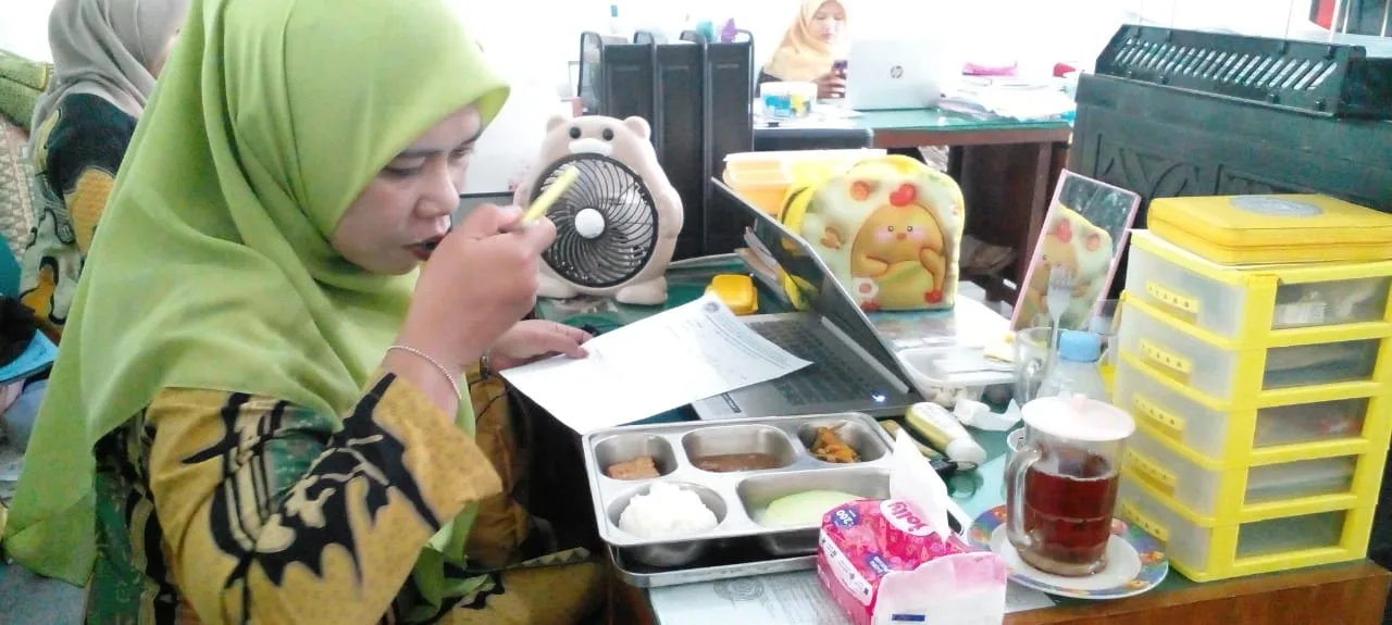 Satu Guru MTsN 9 Sleman Mengisi Survei Makanan MBG