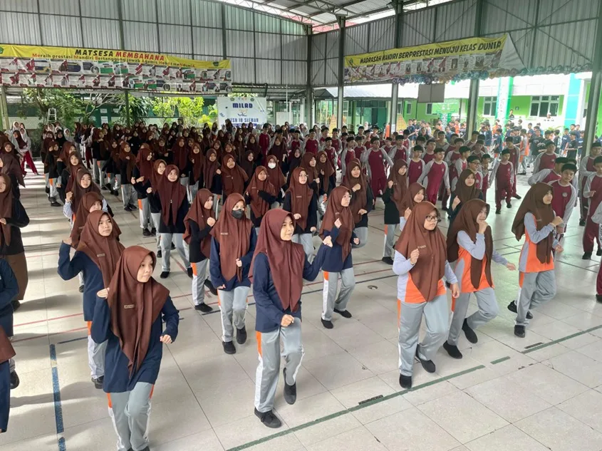 Senam Sehat MTsN 10 Sleman Tanamkan Semangat dan Disiplin