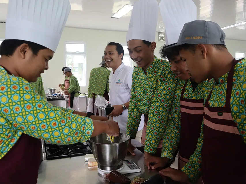 Siswa MAN 5 Sleman Asah Keterampilan Membuat Roti Manis Bersama LKP Budi Mulia Culinary School