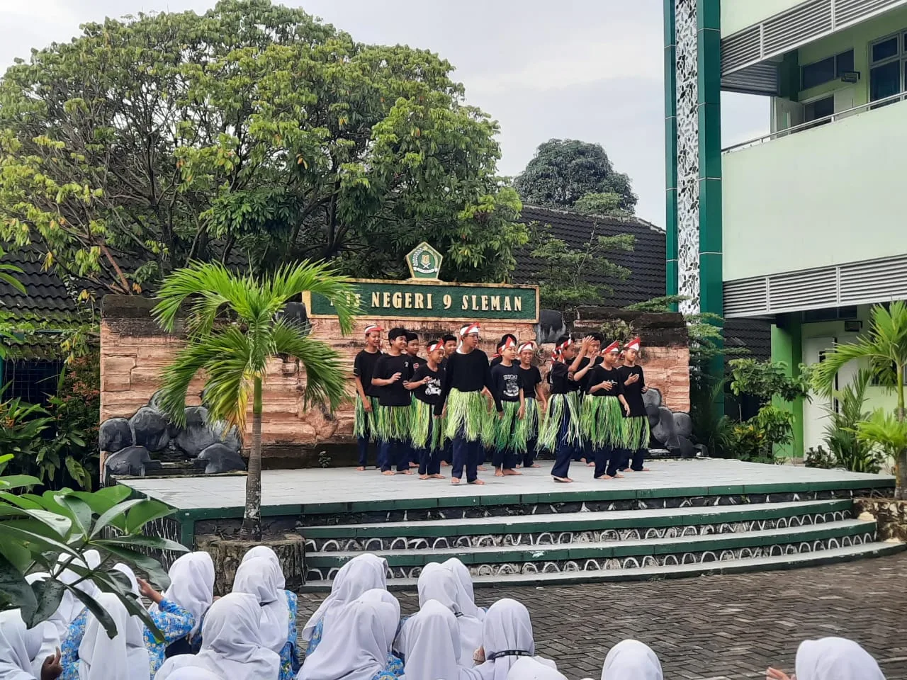 MTsN 9 Sleman Adakan Jumat Ceria dengan Tampilan Pentas Siswa Kelas VII